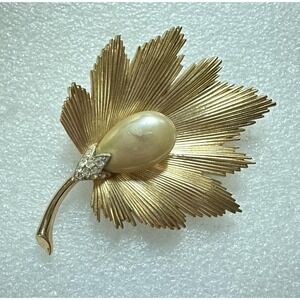Trifari Leaf Pin W/ Teardrop Pearl 1950's Vintage